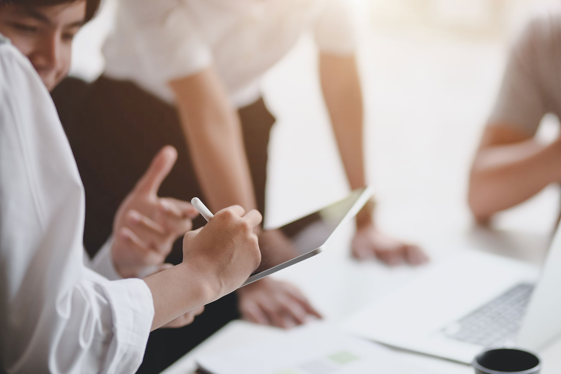 Client and supply chain management teams meeting to align on supplier risk mitigation strategies